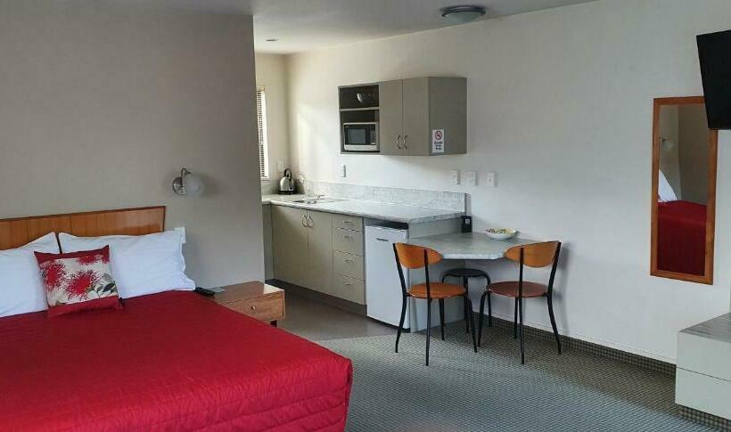 デラックススタジオ, Ashburton's Regency Motel