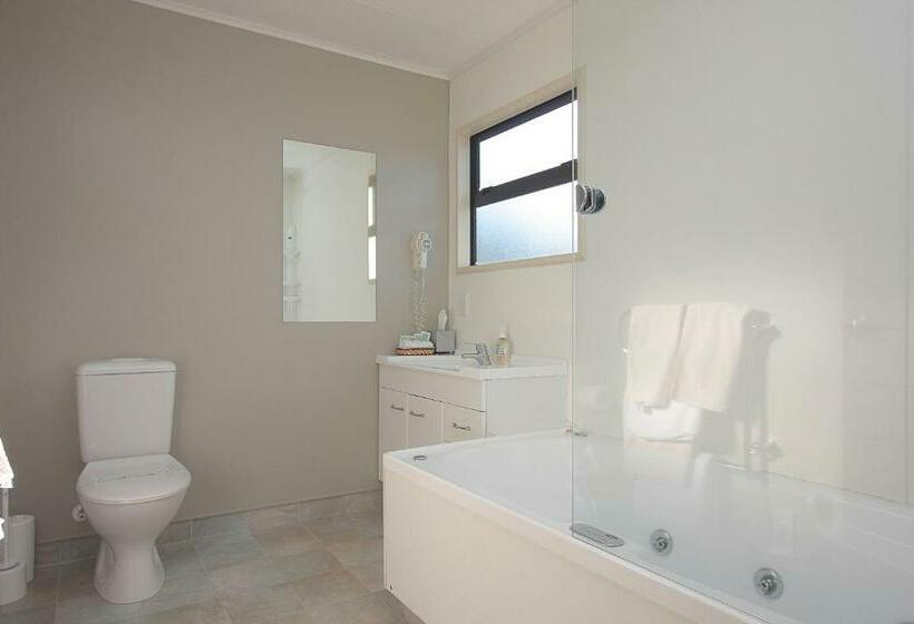 デラックススタジオ, Ashburton's Regency Motel