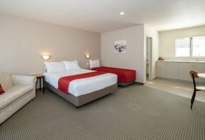 スーペリアスタジオ, Ashburton's Regency Motel