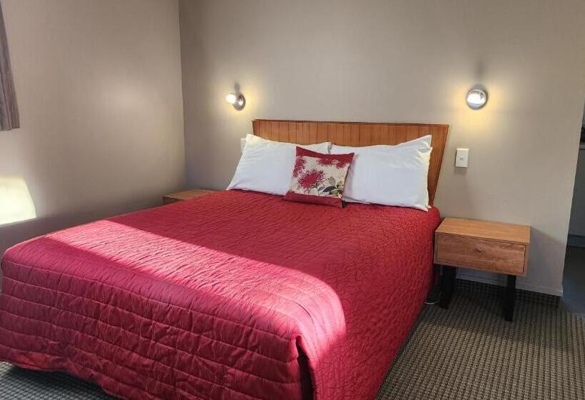 デラックススタジオ, Ashburton's Regency Motel