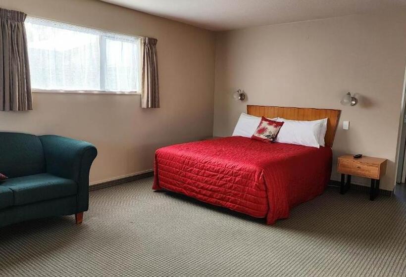 デラックススタジオ, Ashburton's Regency Motel