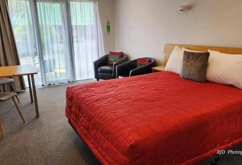 Standard-studio, Ashburton's Regency Motel