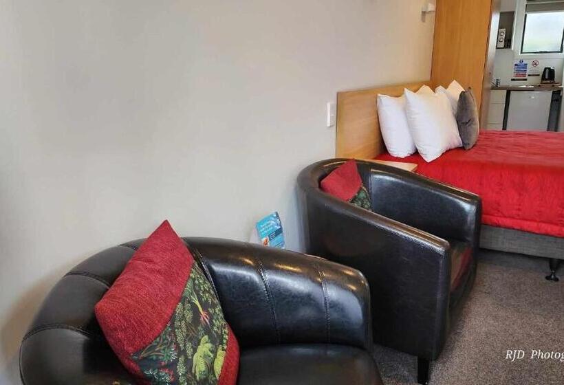 スタンダードスタジオ, Ashburton's Regency Motel