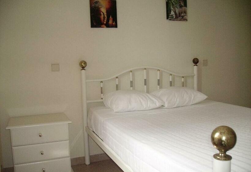 اتاق استاندارد با سرویس بهداشتی مشترک, Sunny House