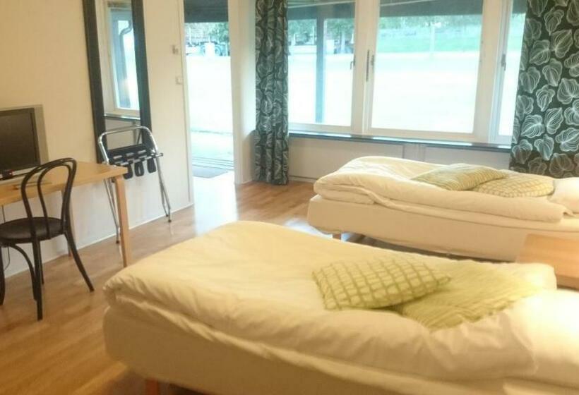 חדר משפחתי, Kosta Lodge