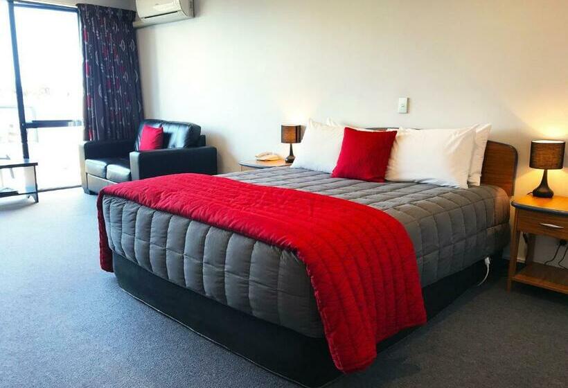 סטודיו אקזקיוטיב, Bay Viaduct Motor Lodge