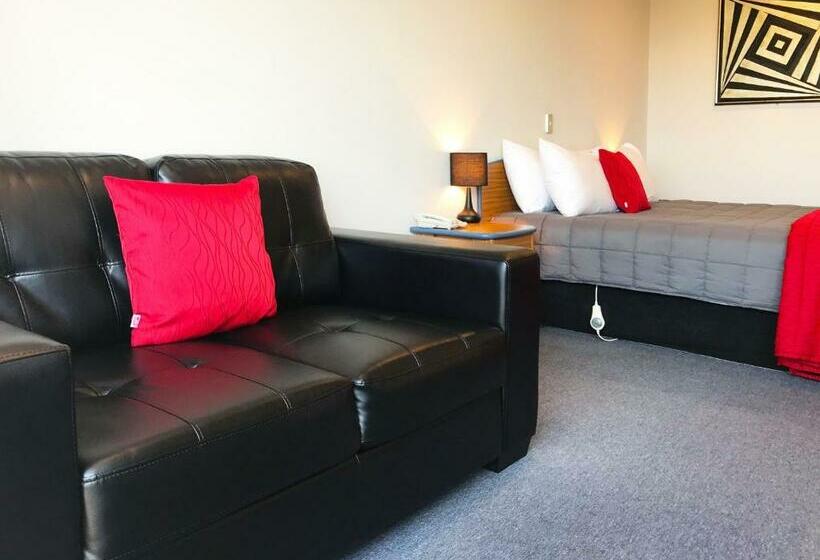 סטודיו אקזקיוטיב, Bay Viaduct Motor Lodge