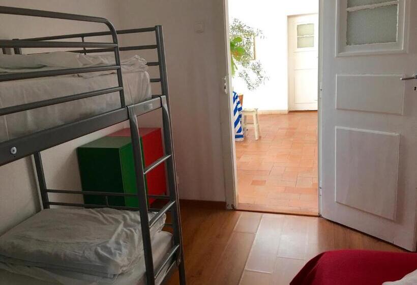 سرير فى غرفة مشتركه, Residencial Avenida Hostel