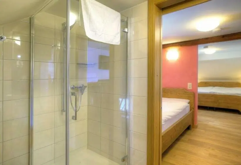 Standard Neljän Hengen Huone, Locanda Orelli