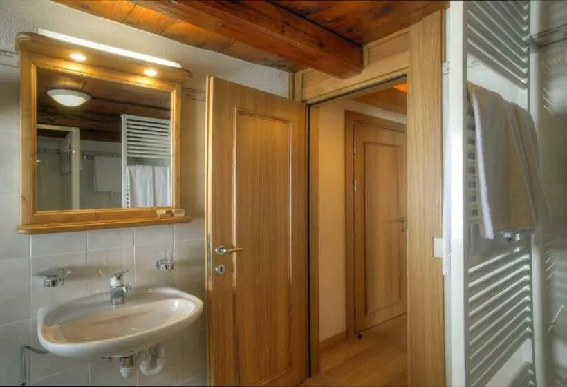 Deluxe Neljän Hengen Huone, Locanda Orelli