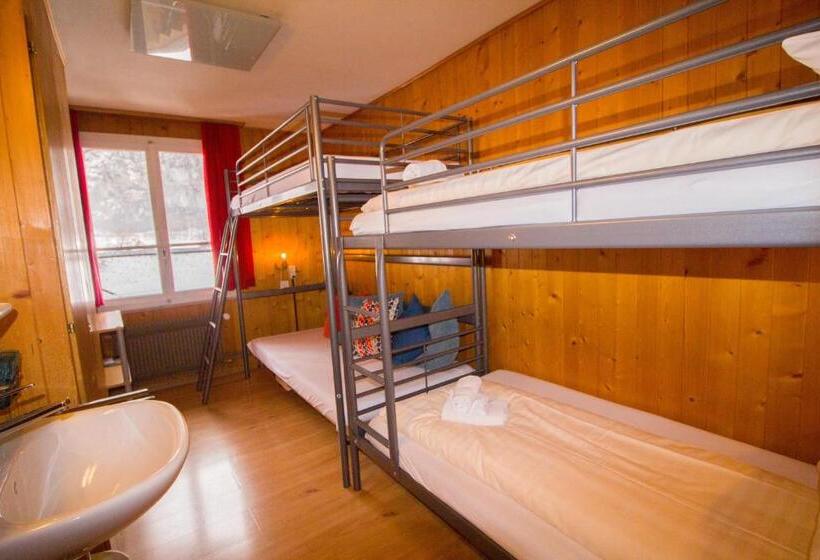 标准四人间共用浴室, Hornerpub