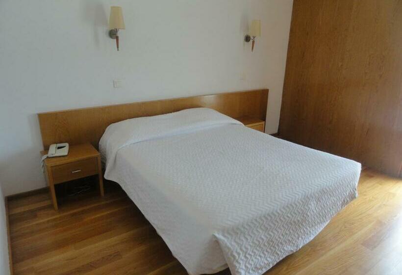 חדר סטנדרט, O Mirandes