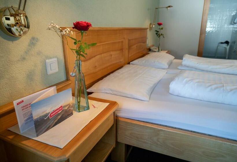 Номер Deluxe, Stump's Alpenrose