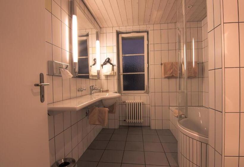 Номер Deluxe, Zum Goldenen Kreuz