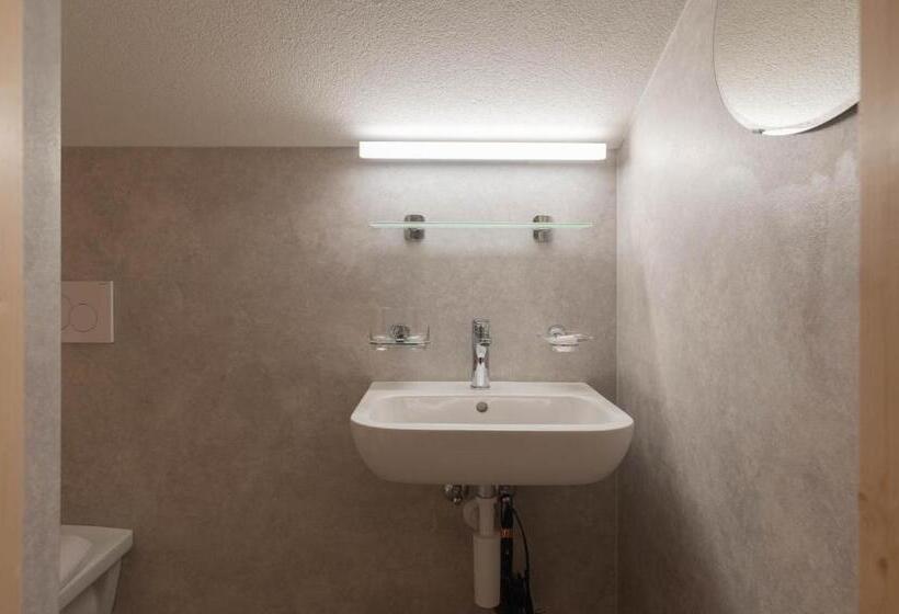 غرفة دور أخير, Lehmann's Herberge Hostel