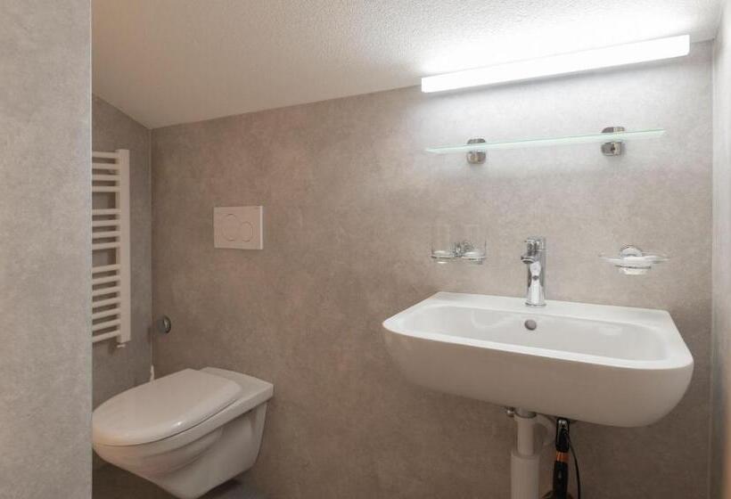 غرفة دور أخير, Lehmann's Herberge Hostel