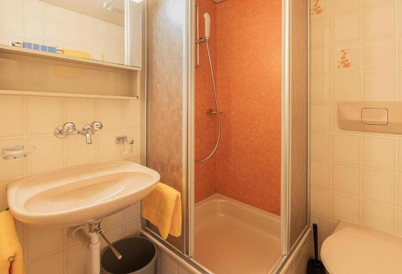 غرفة قياسية ثلاثية, Lehmann's Herberge Hostel