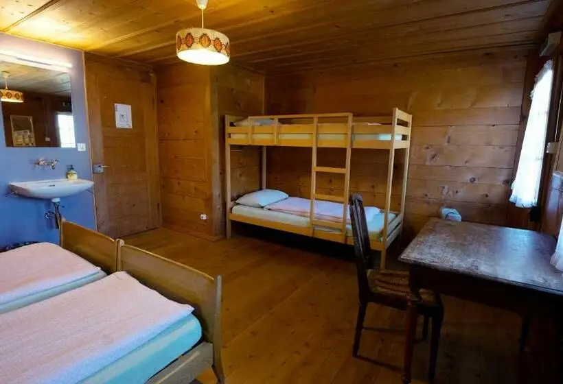 Standard Neljän Hengen Huone Jaettu Kylpyhuone, Leissigen Youth Hostel