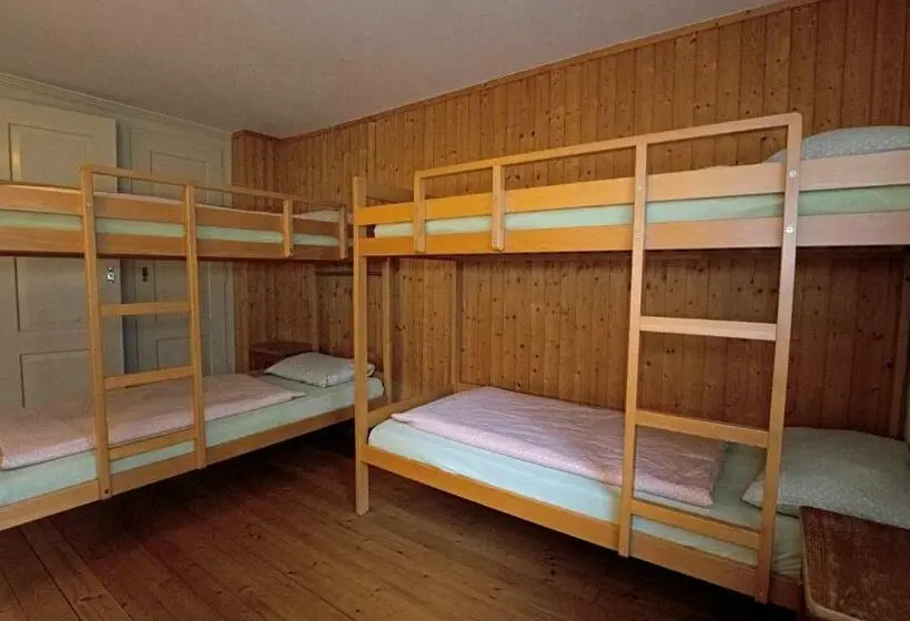 Vuode Makuusalissa, Leissigen Youth Hostel