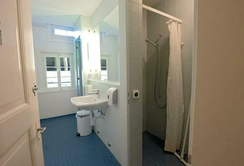 Standard Neljän Hengen Huone Jaettu Kylpyhuone, Leissigen Youth Hostel