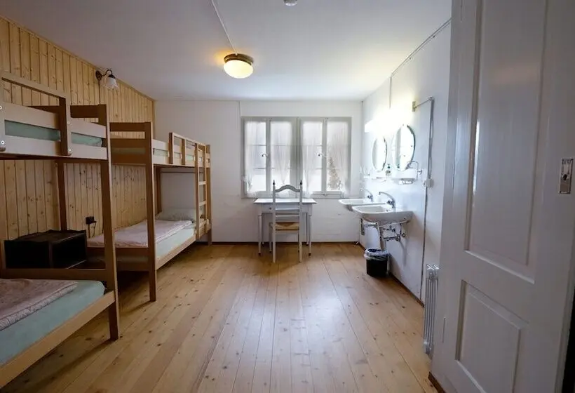 Standard Neljän Hengen Huone Jaettu Kylpyhuone, Leissigen Youth Hostel