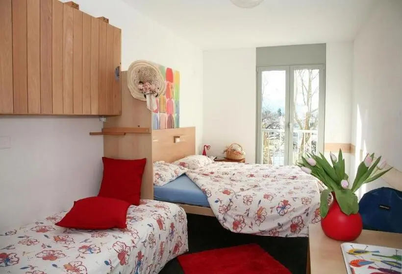 Neljän hengen Economy-huone jaetulla kylpyhuoneella, Lugano Savosa Youth Hostel