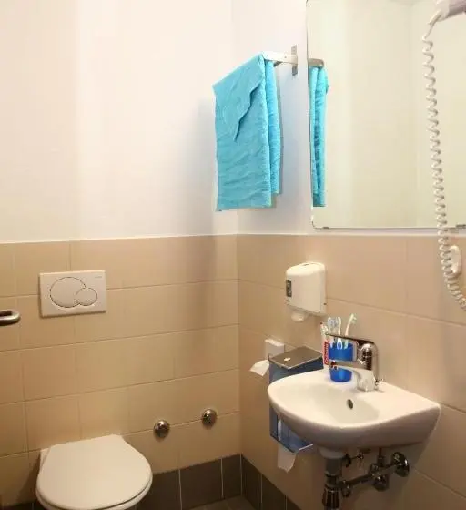 Superior Neljän Hengen Huone, Lugano Savosa Youth Hostel