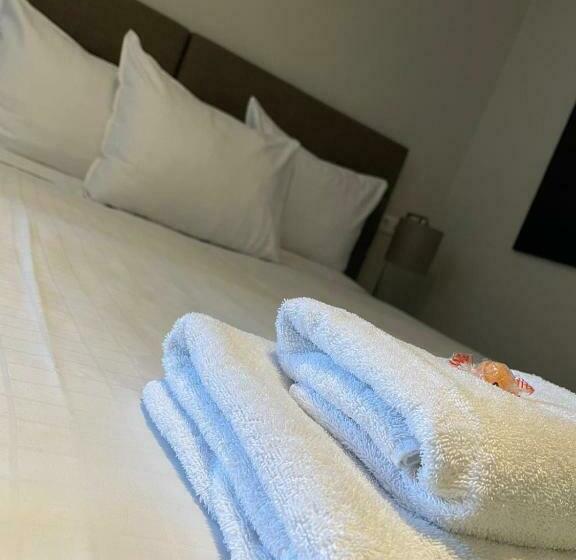 חדר בסיסי, Tres Boutique