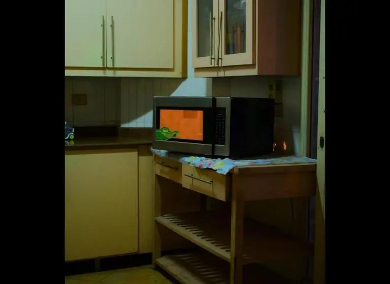 سوییت لوکس, Hoppa Guest House
