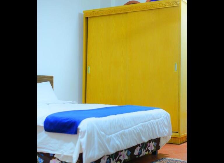 سوییت لوکس, Hoppa Guest House