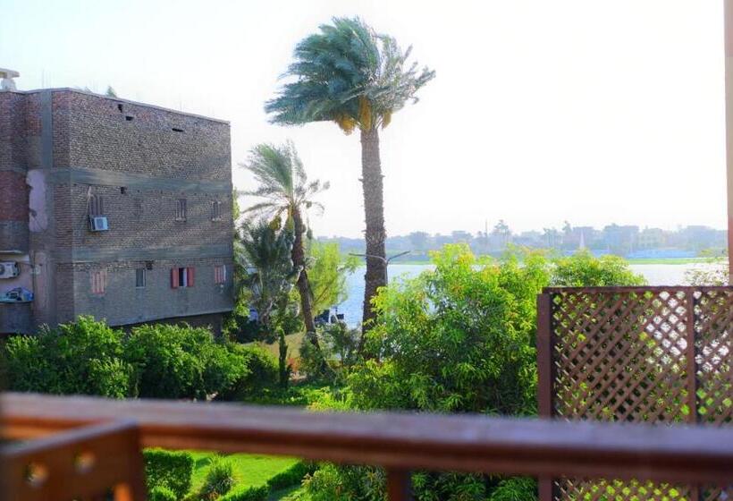 اتاق استاندارد با چشم‌انداز استخر, Hoppa Guest House