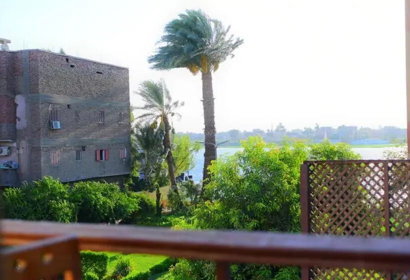 اتاق استاندارد با چشم‌انداز استخر, Hoppa Guest House