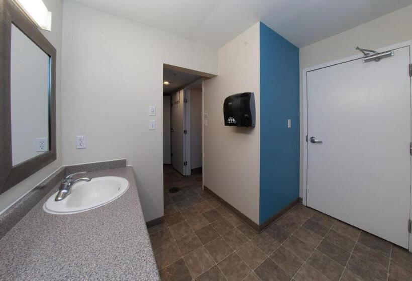 带共用卧室公用房间的床, Squamish Adventure Inn