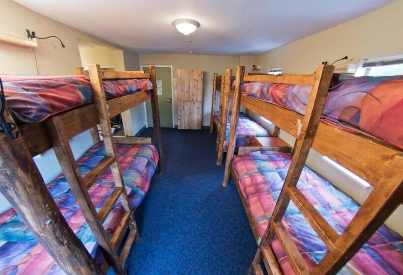 带共用卧室公用房间的床, Squamish Adventure Inn