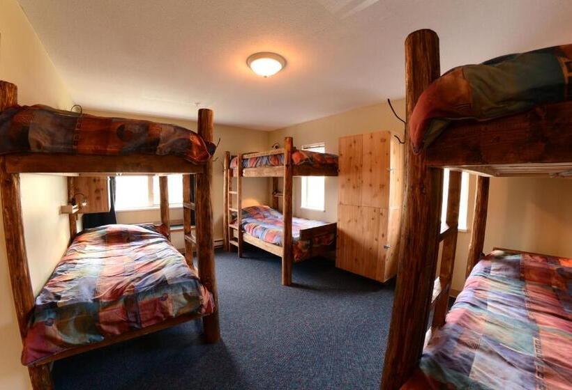 공용 욕실 구비 공동 객실 내의 침대, Squamish Adventure Inn