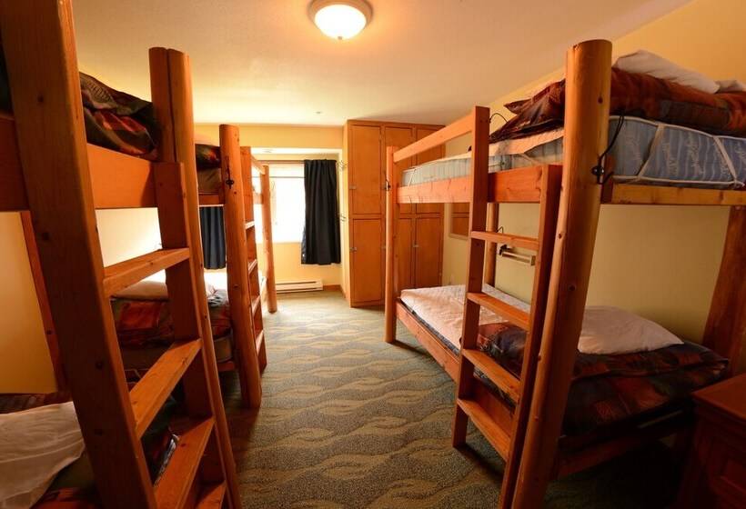 공용 욕실 구비 공동 객실 내의 침대, Squamish Adventure Inn