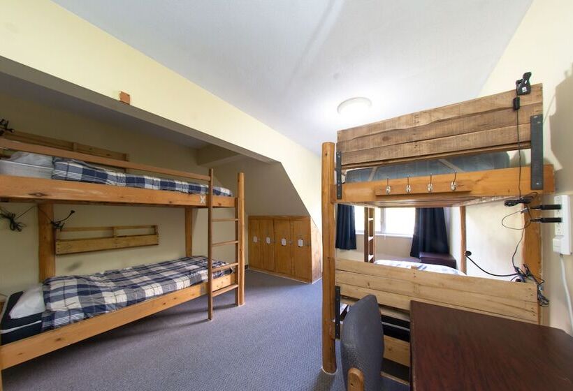 带共用卧室公用房间的床, Squamish Adventure Inn