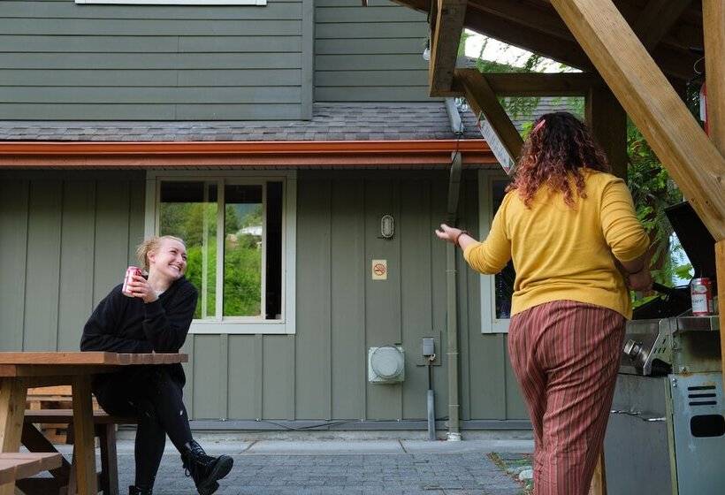 공용 욕실 구비 공동 객실 내의 침대, Squamish Adventure Inn