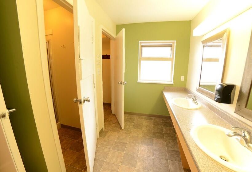 带共用卧室公用房间的床, Squamish Adventure Inn