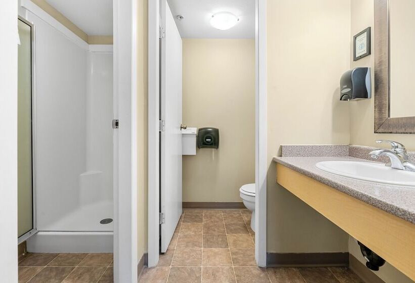 带共用卧室公用房间的床, Squamish Adventure Inn