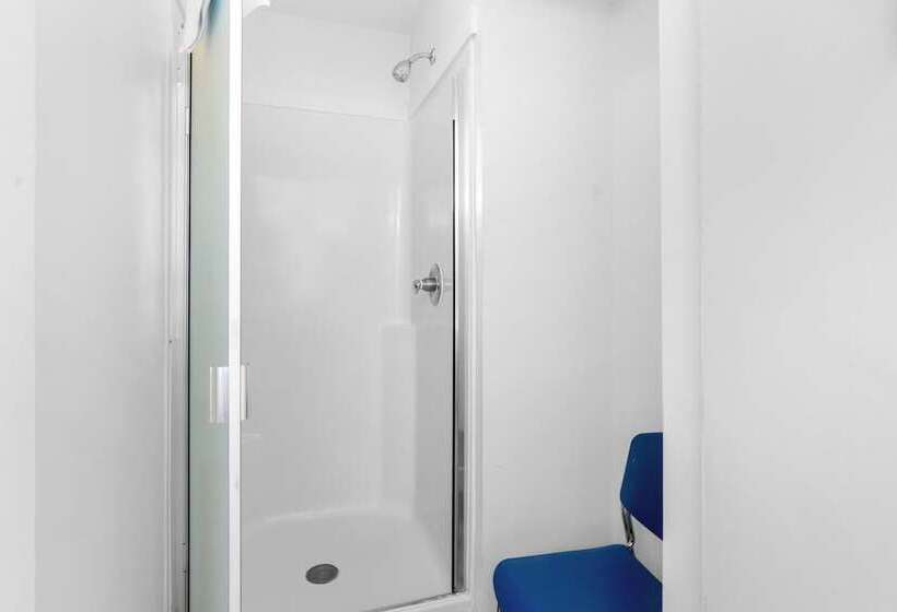 带共用卧室公用房间的床, Squamish Adventure Inn