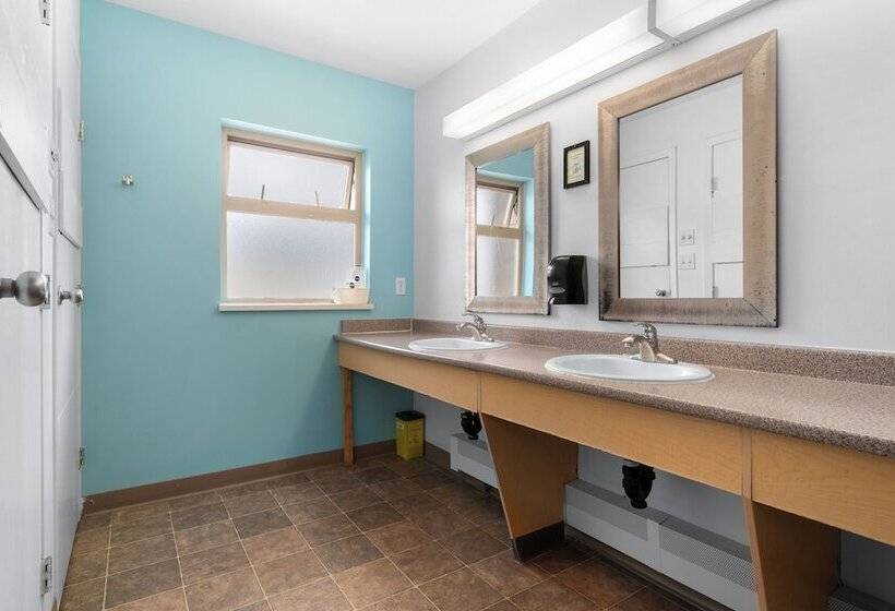 带共用卧室公用房间的床, Squamish Adventure Inn