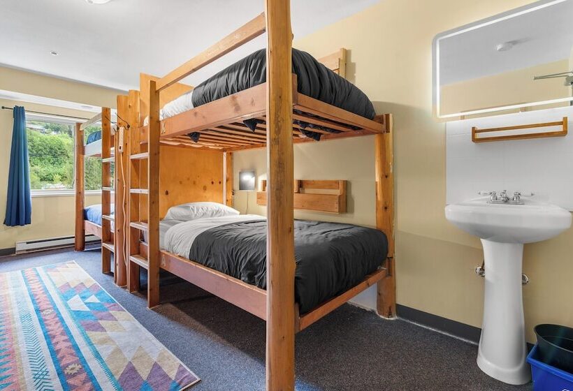 공용 욕실 구비 공동 객실 내의 침대, Squamish Adventure Inn