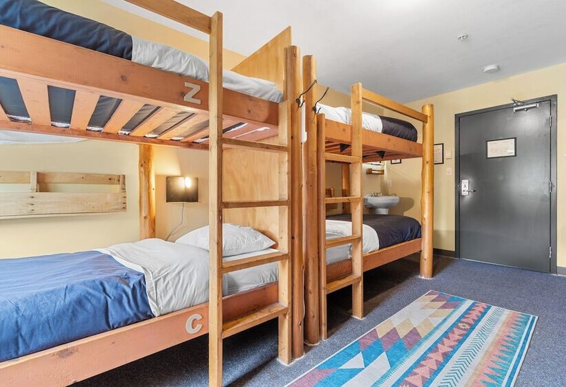 공용 욕실 구비 공동 객실 내의 침대, Squamish Adventure Inn