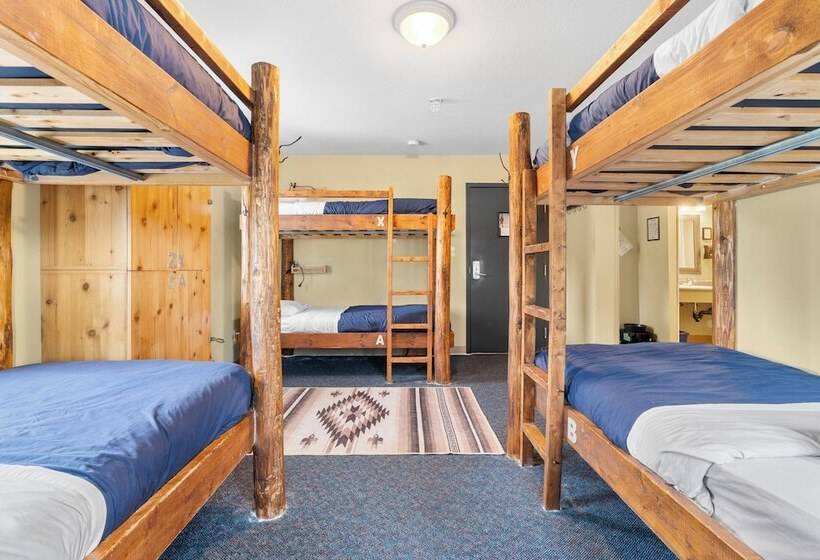 带共用卧室公用房间的床, Squamish Adventure Inn