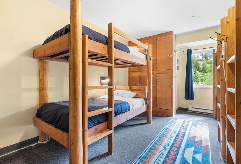 带共用卧室公用房间的床, Squamish Adventure Inn