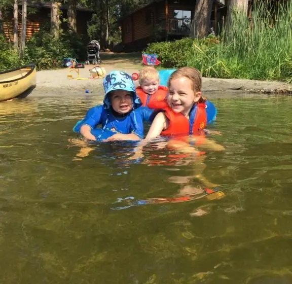 Talo 2 Makuuhuonetta, Cusheon Lake Resort