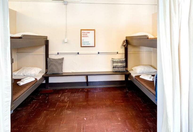 Кровать в Общей Комнате, Hi Vancouver Jericho Beach   Hostel