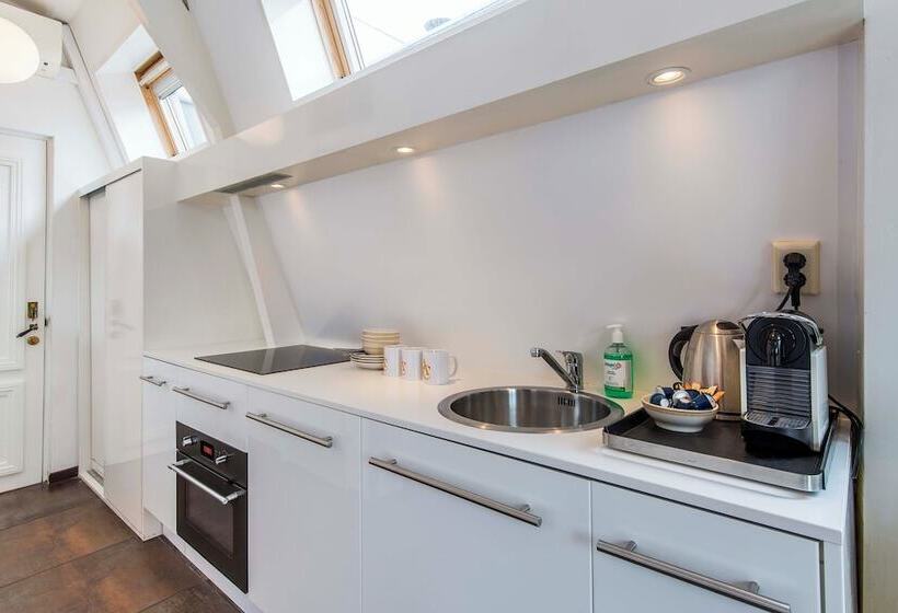 סוויטה, Amstel Corner