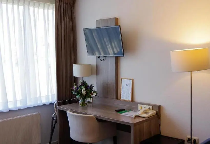 Superior Room, And Restaurant Van Saaze